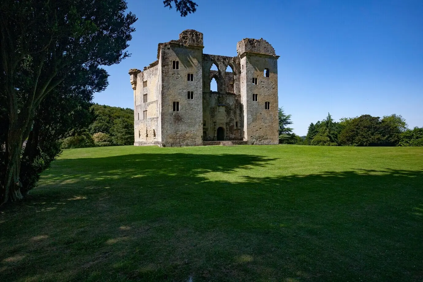 Ruinen von Old Wardour Castle in Wiltshire, Vereinigtes Königreich, tagsüber